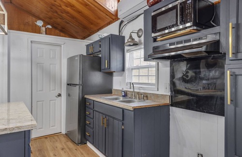 Lottie Casa | Serene Bayou Stay Large 4BR Home for Families & Groups