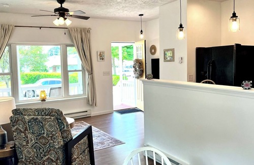 Oswego Casa | Serene bungalow: Modern Comfort near the Hospital, Power Plants and Campus