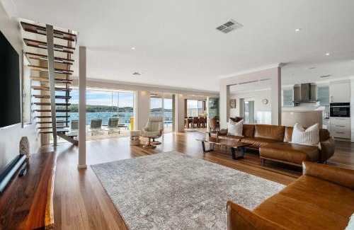 Point Clare Casa | Serene By Coast Hosting