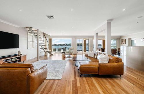 Point Clare Casa | Serene By Coast Hosting