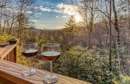 Blue Ridge Chalet De Esquí | Serene Cabin*Mountain Views*Hot Tub*Large Decks