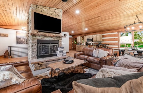 Kodak Cabina | Serene cabin with pool, hot tub, game room, fireplace, & free attraction tickets