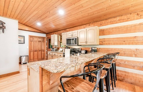 Kodak Cabina | Serene cabin with pool, hot tub, game room, fireplace, & free attraction tickets