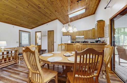 Maggie Valley Cabina | Serene cabin with mountain views, gorgeous golden hour ambiance & decks