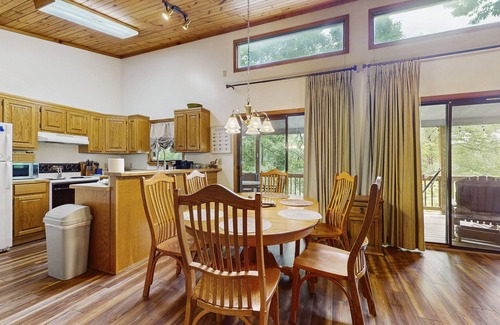 Maggie Valley Cabina | Serene cabin with mountain views, gorgeous golden hour ambiance & decks