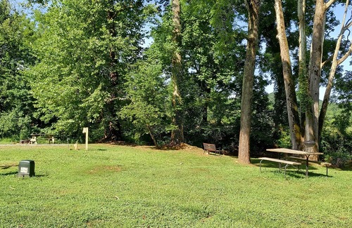 Andrews Alquiler De RV | Serene campground in Andrews NC on The Valley River.