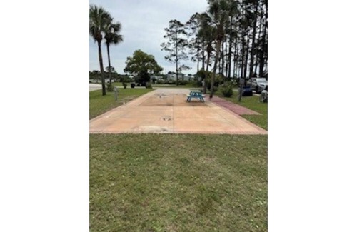 Carrabelle Alquiler De RV | Serene campground in Carrabelle for a peaceful getaway