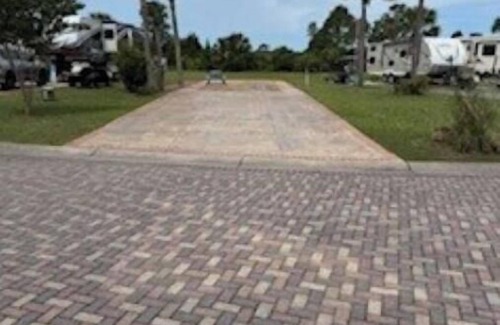 Carrabelle Alquiler De RV | Serene campground in Carrabelle for a peaceful getaway