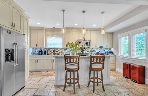 Des Plaines Casa | Serene & Charming 5BR Des Plaines Getaway by RedAwning