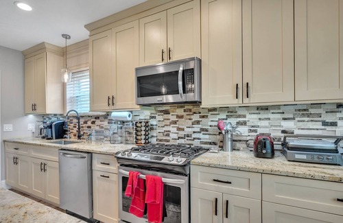 Des Plaines Casa | Serene & Charming 5BR Des Plaines Getaway by RedAwning