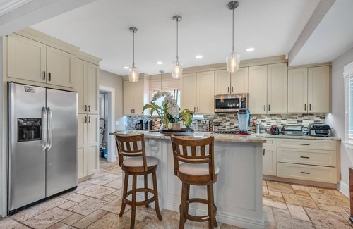 Des Plaines Casa | Serene & Charming 5BR Des Plaines Getaway by RedAwning