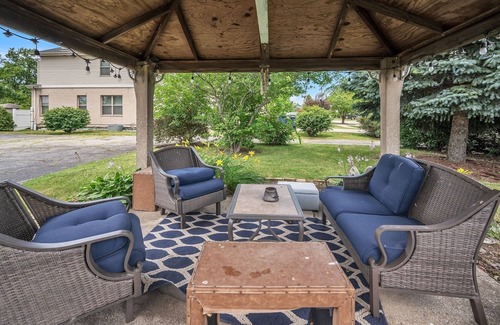 Des Plaines Casa | Serene & Charming 5BR Des Plaines Getaway by RedAwning