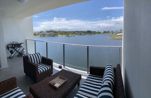 Birtinya Apartamento | Serene coastal waterfront apartment, private oasis, daily sunrises over ocean
