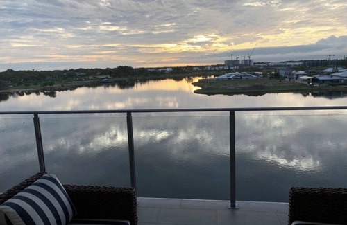 Birtinya Apartamento | Serene coastal waterfront apartment, private oasis, daily sunrises over ocean