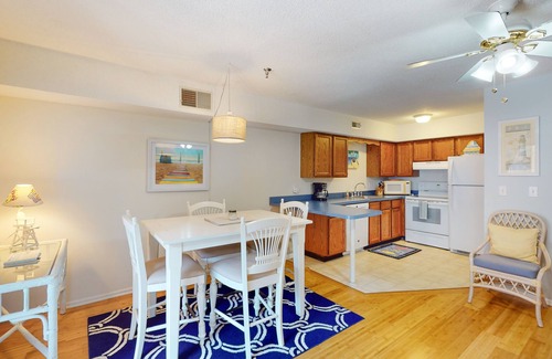 Caine Woods Condominio | Serene condo with central AC, deck & washer/dryer - near golf