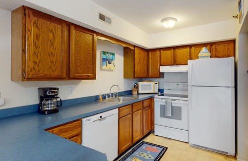 Caine Woods Condominio | Serene condo with central AC, deck & washer/dryer - near golf