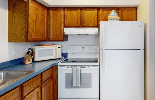 Caine Woods Condominio | Serene condo with central AC, deck & washer/dryer - near golf