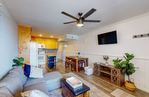 Caine Woods Condominio | Serene condo with central AC, deck & washer/dryer - near golf & theme parks