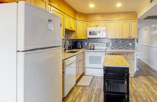 Caine Woods Condominio | Serene condo with central AC, deck & washer/dryer - near golf & theme parks