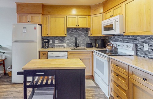 Caine Woods Condominio | Serene condo with central AC, deck & washer/dryer - near golf & theme parks