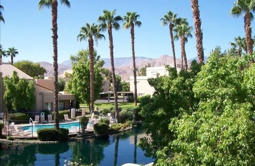 Cathedral City Condominio | Condominio sereno con montañas intoxicantes, vistas a la piscina y al estanque