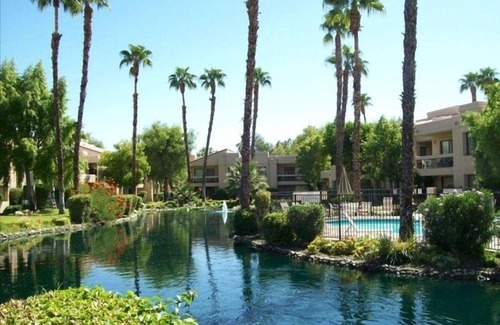 Cathedral City Condominio | Condominio sereno con montañas intoxicantes, vistas a la piscina y al estanque