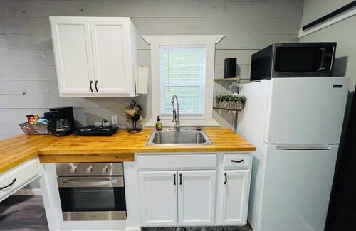Garfield Cabina | Serene container tiny home with 1 bedroom and WiFi, AC in scenic Garfield