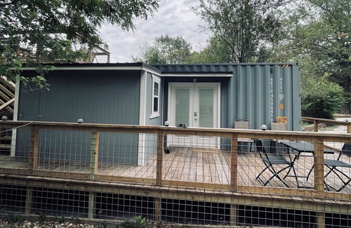 Garfield Cabina | Serene container tiny home with 1 bedroom and WiFi, AC in scenic Garfield