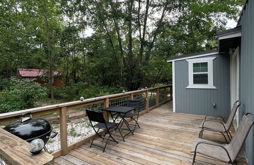 Garfield Cabina | Serene container tiny home with 1 bedroom and WiFi, AC in scenic Garfield