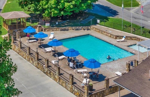 Gatlinburg - Pigeon Forge Cabaña | Serene Cottage near Dollywood