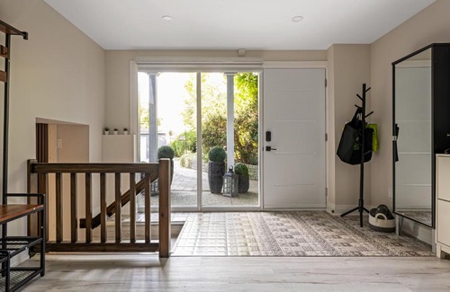 Collingwood Casa | Serene Cottage within 15 minutes of Skiing and Beach!