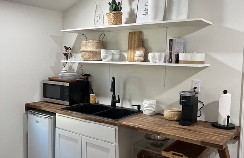 Kernersville Casa | Serene & Cozy Bungalow with 1 bedroom and WiFi, AC in peaceful Kernersville