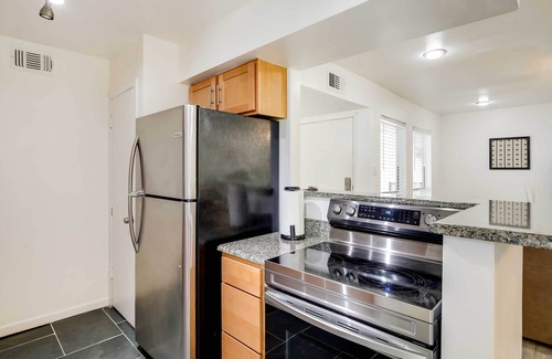 Knox - Henderson Condominio | Serene Dallas Condo w/ Pool - Walkable Location!