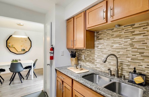 Knox - Henderson Condominio | Serene Dallas Condo w/ Pool - Walkable Location!