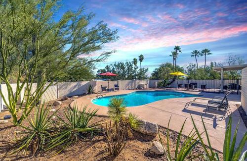 Tucson Apartamento | Serene Desert Escape with Pool & Grill, Sleeps 8 - Low Summer Rates!