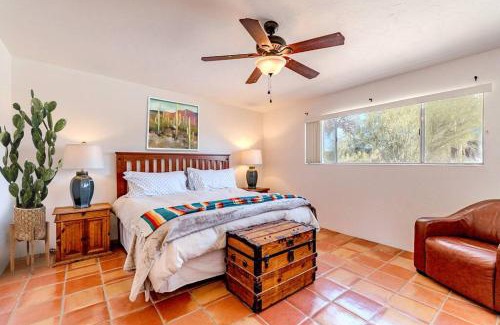 Tucson Apartamento | Serene Desert Escape with Pool & Grill, Sleeps 8 - Low Summer Rates!