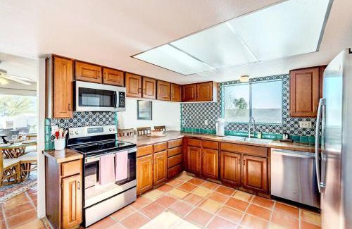 Tucson Apartamento | Serene Desert Escape with Pool & Grill, Sleeps 8 - Low Summer Rates!