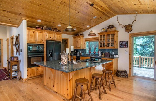 Tahoe City Casa | Sereno y elegante; Capacidad para 14 personas, privado y tranquilo; Club de playa de propietarios privados