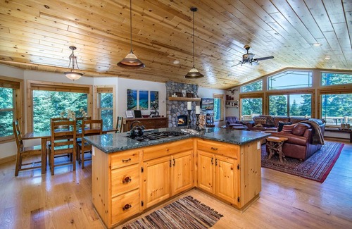 Tahoe City Casa | Sereno y elegante; Capacidad para 14 personas, privado y tranquilo; Club de playa de propietarios privados