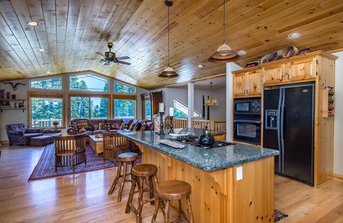 Tahoe City Casa | Sereno y elegante; Capacidad para 14 personas, privado y tranquilo; Club de playa de propietarios privados