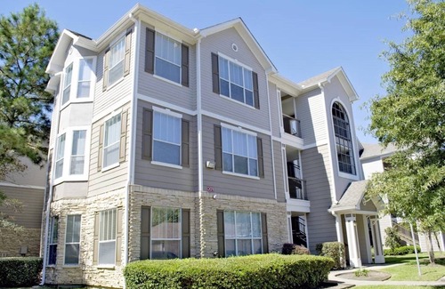 Alden Bridge Apartamento | Escape sereno en los pinos