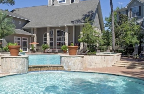 Alden Bridge Apartamento | Serene Escape in the Pines near shopping, dining, entertainment, and businesses!