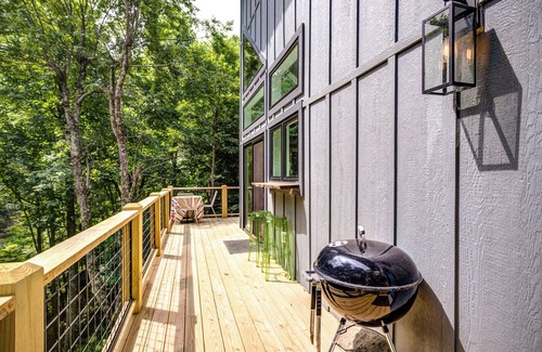 Boone Cabina | Serene Escape w/ Spa Baths, Great Location