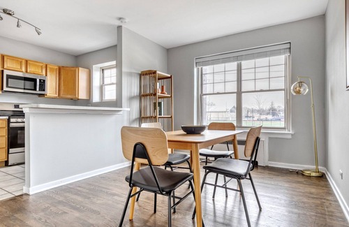 Evanston Apartamento | Serene Evanston 1BR w/ Dishwasher, walk to Northwestern, by Blueground