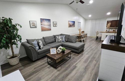 Northside Casa | Serene Family Retreat Jax w/Pool + Firepit.
