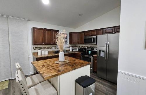Northside Casa | Serene Family Retreat Jax w/Pool + Firepit.