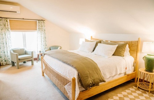 Rectortown Otro | Serene Farmhouse and former winery on 44 acres of rolling hills.