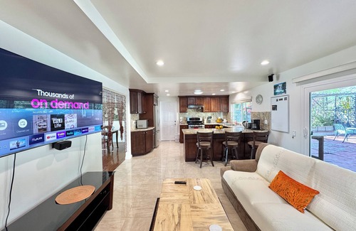 Thousand Oaks Casa | Serene Garden Retreat Luxury 4BR Elegant Interior
