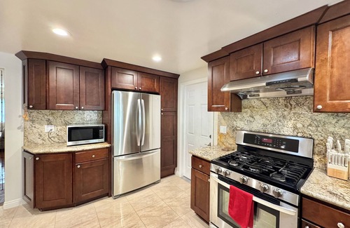 Thousand Oaks Casa | Serene Garden Retreat Luxury 4BR Elegant Interior