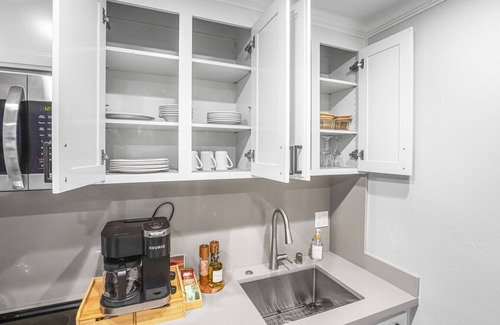 Vichy Springs Condominio | Serene Getaway| Kitchen, Pool, Patio & W/D